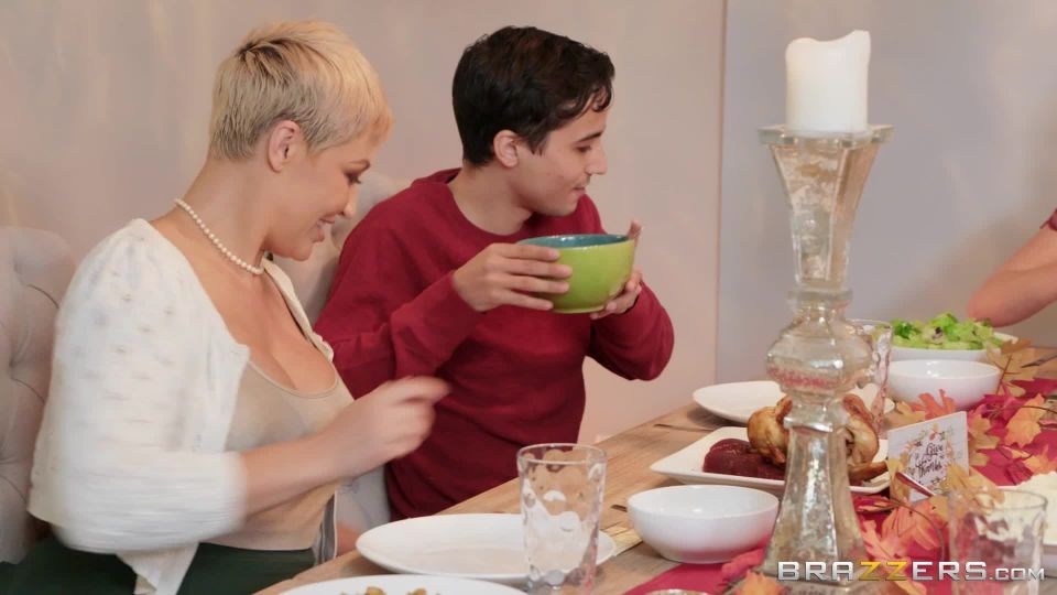 online xxx clip 39 uschi digard hardcore Eating Out For Thanksgiving, daughter on hardcore porn