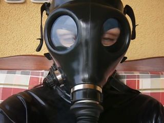 Sarka Israeli gas mask and in full latex-8