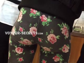 Tight buttocks in flowery  leggings-3