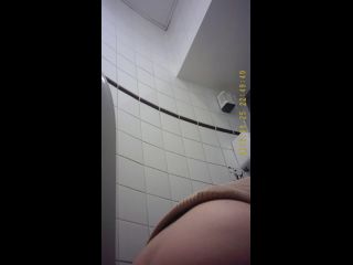 Voyeur – Student Restroom 131 - (Webcam)-0