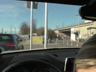 MellyBunnyLuder - Im Carsharing Auto musste ich blasen - Es war das letzte Auto im ganzen Umkreis , amateur homemade cuckold on german porn -9