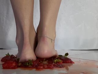lolitafeet  Food crush - Strawberry  on feet porn -1