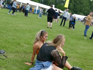 two_friends_drunk_festival-2