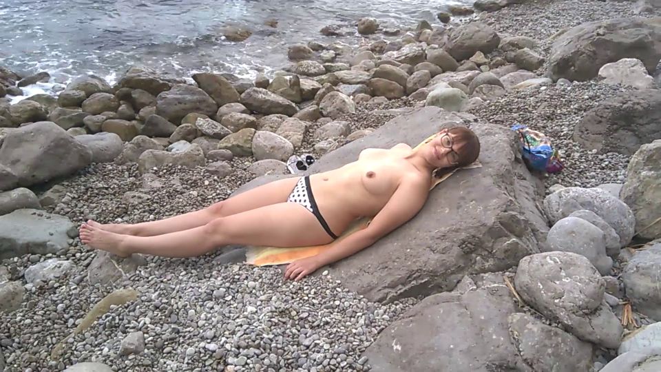 Public Beach Blowjob: Nerd Sunbathing And Wanted A Dick 1080p