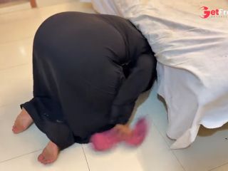 [GetFreeDays.com] Arab Big Ass Hot Stepmom Stuck Under Bed When She Clean my Room Then i see her booty and Masturbating Porn Video July 2023-6