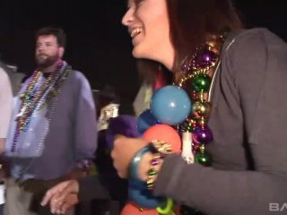 Aria Flashes Her Tits During Mardi Gras Festivities-6