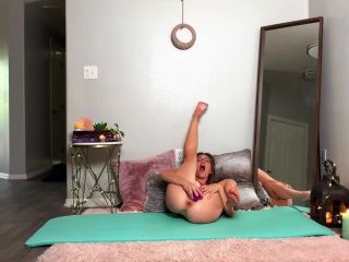 SG-2020-08-12 - Katie Kush - Smoking Hot Yoga-7