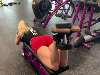 footbaddie-14-05-2019-6741003-Gym perverts watch me work on my ass in ...-1