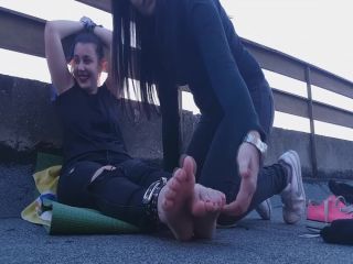 Porn online Ticklish girl – Tickle Nail – Rooftop tickling – toes and fingers as tools-1