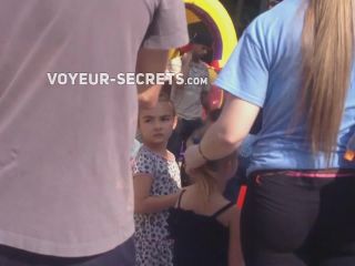 Milf s pink thong visible in public place Milf!-8