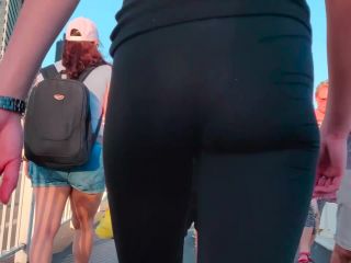 Thong and tight buttocks of sexy jogger-2