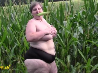 Hairy Mature BBW Tina Plays With Her Huge Ass & Fat Pussy In A Corn Fie-3