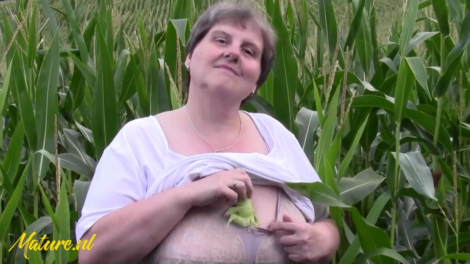 Hairy Mature BBW Tina Plays With Her Huge Ass & Fat Pussy In A Corn Fie