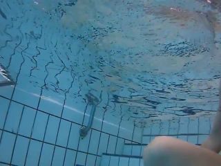 Horny Roxy - Nackt im Öffentlichen Schwimmbad 3 720P - Amateur-2