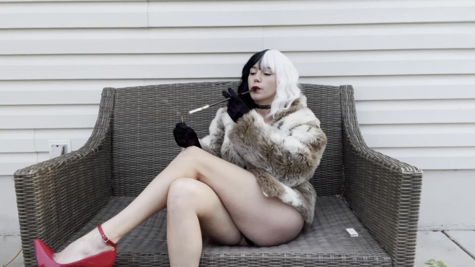 M@nyV1ds - NataliaLeo - Cruella Enjoys a Cigarette