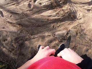 GIRLFRIEND GIVES RISKY QUICK HANDJOB AT A PUBLIC BEACH 1080p-1