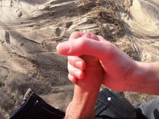 GIRLFRIEND GIVES RISKY QUICK HANDJOB AT A PUBLIC BEACH 1080p-6