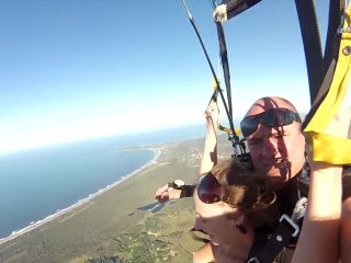 NAKED_GIRL_SKYDIVING_-1