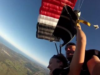 NAKED_GIRL_SKYDIVING_-3