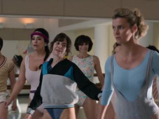 Alison Brie, Betty Gilpin, etc – Glow s01e01 (2017) HD 1080p!!!-1