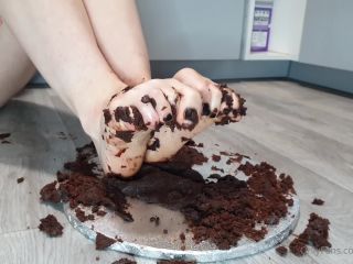 Lil Missy UK () Lilmissyuk - and this is what i did with my cake afterwards it was sooo much fun xxx 20-10-2020-8