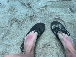 Kody Evans Kodyevans - who loves rainbow flip flops and feet in the sand 21-07-2021-1