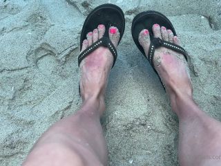 Kody Evans Kodyevans - who loves rainbow flip flops and feet in the sand 21-07-2021-2