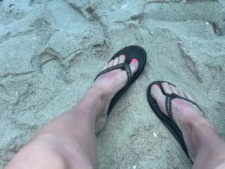 Kody Evans Kodyevans - who loves rainbow flip flops and feet in the sand 21-07-2021-3