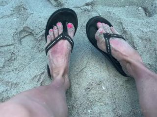 Kody Evans Kodyevans - who loves rainbow flip flops and feet in the sand 21-07-2021-4