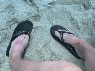 Kody Evans Kodyevans - who loves rainbow flip flops and feet in the sand 21-07-2021-5