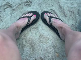 Kody Evans Kodyevans - who loves rainbow flip flops and feet in the sand 21-07-2021-6