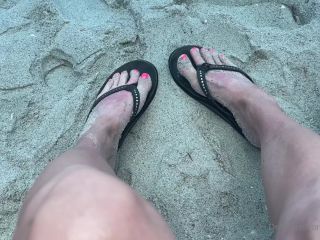 Kody Evans Kodyevans - who loves rainbow flip flops and feet in the sand 21-07-2021-9