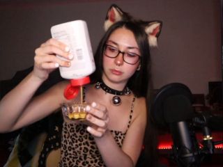 Kitty Seductively Eats Fishdicks-4