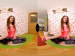 Amateur Girl Laura Rose Masturbates While Doing Yoga-1