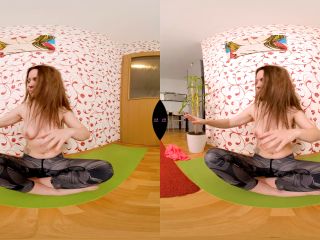 Amateur Girl Laura Rose Masturbates While Doing Yoga-2