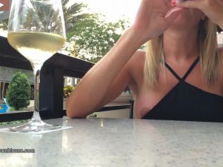 Incredible nipple slip at the restaurant while she was waiting for her boyfriend  1  280-9