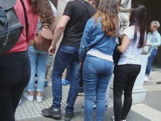 Goldilocks in tight jeans-0