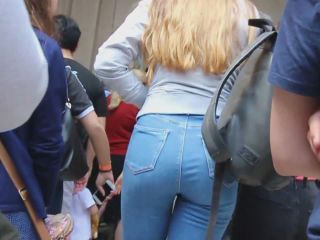 Goldilocks in tight jeans-7