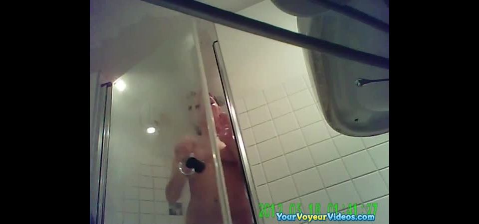 Chick spied by her friend in  shower