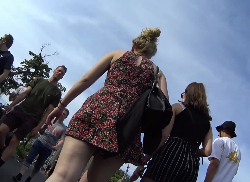 Big_ass_blonde_girl_in_flower_dress_upskirt