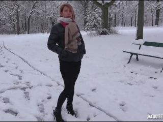 Laura – (JacquieEtMichelTV / Indecentes-Voisines) – 41ans, deux lascars dans la neige, 2on1, 544p, 2018 | natural tits | blonde-0