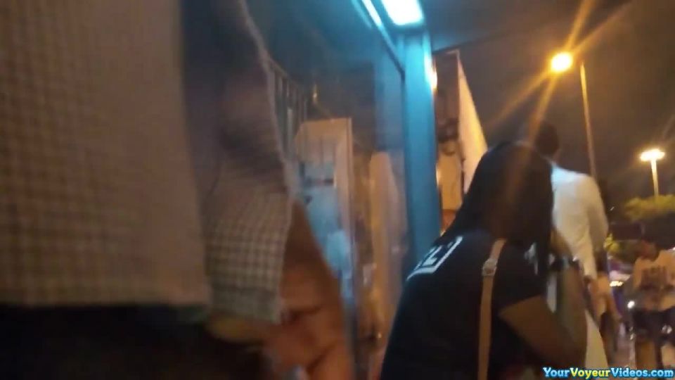 Dude flash dick in bus stop