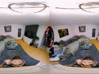 German Skinny Neighbor Wants Sex From The Handyman VR-1