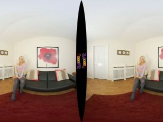 LOUISE SHOWS OFF HER PEACHY BUM IN 3D VR-0