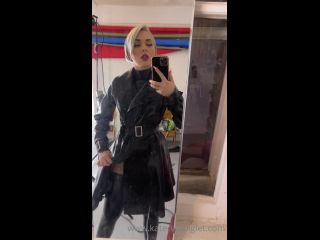 Katerina Piglet () Katerinapiglet - i really love this raincoat do you like a loose fit or just a tight fit 07-02-2022-1