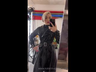 Katerina Piglet () Katerinapiglet - i really love this raincoat do you like a loose fit or just a tight fit 07-02-2022-2