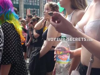 Voyeur checks out tits of three liberal girls-1