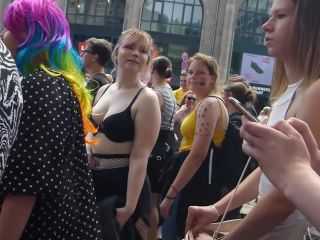 Voyeur checks out tits of three liberal girls-2