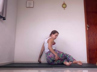 Venusss Fetish - My farts make me tear up my Yoga Pants - Asssmelling-1