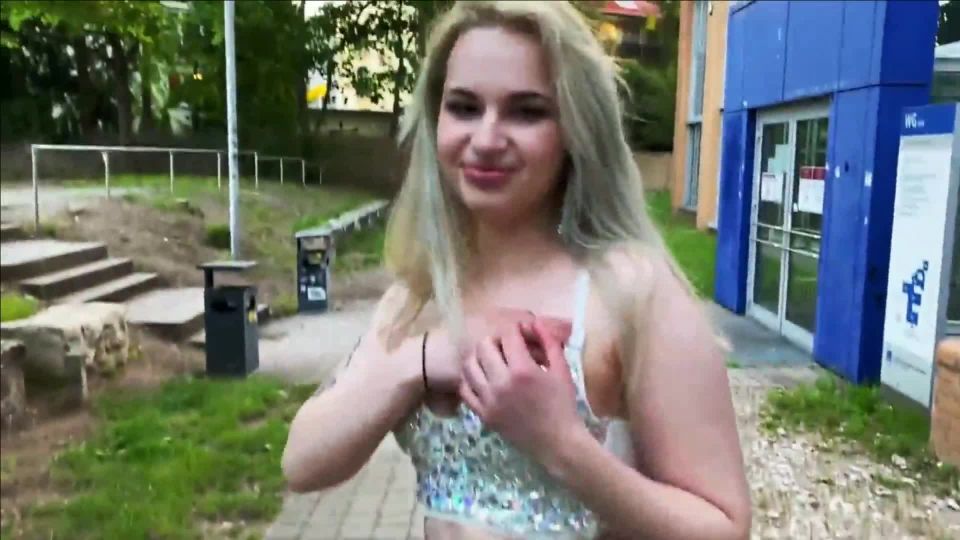 – Juicy Jane – Mein erstes Mal Outdoor – Heimlich vor der Uni gebumst – Trau ich mich jetzt alles - German